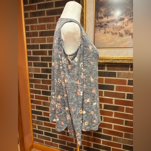 Love Fire Shirt size XL Grey floral V neck cold shoulder long sleeve top. - Picture 5 of 8
